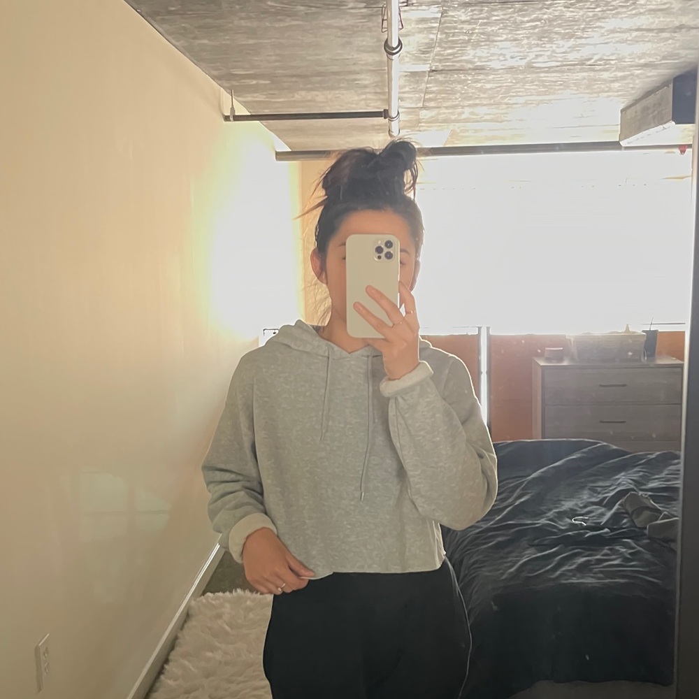 Cropped light grey hoodie